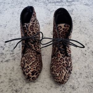 Dolce MOJO Moxy leopard chunky heel booties 9
